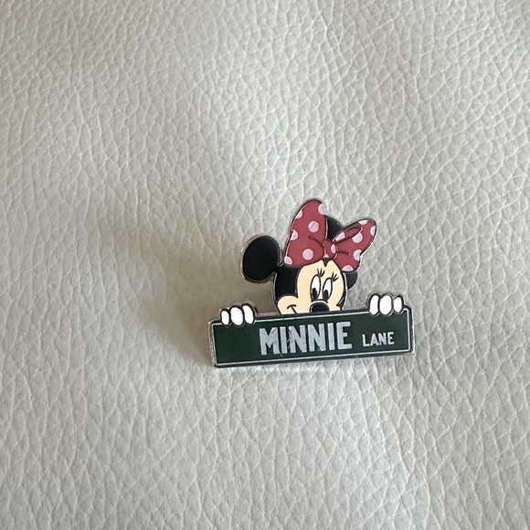 Official Disney Minnie Trading Pin - Picture 1 of 2